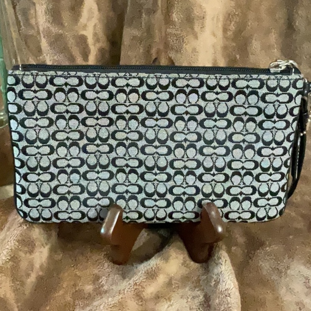 Vintage COACH Large Wristlet - Picture 4 of 8